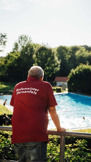 Bademeister mit Freibad Sternenfels im Hintergrund